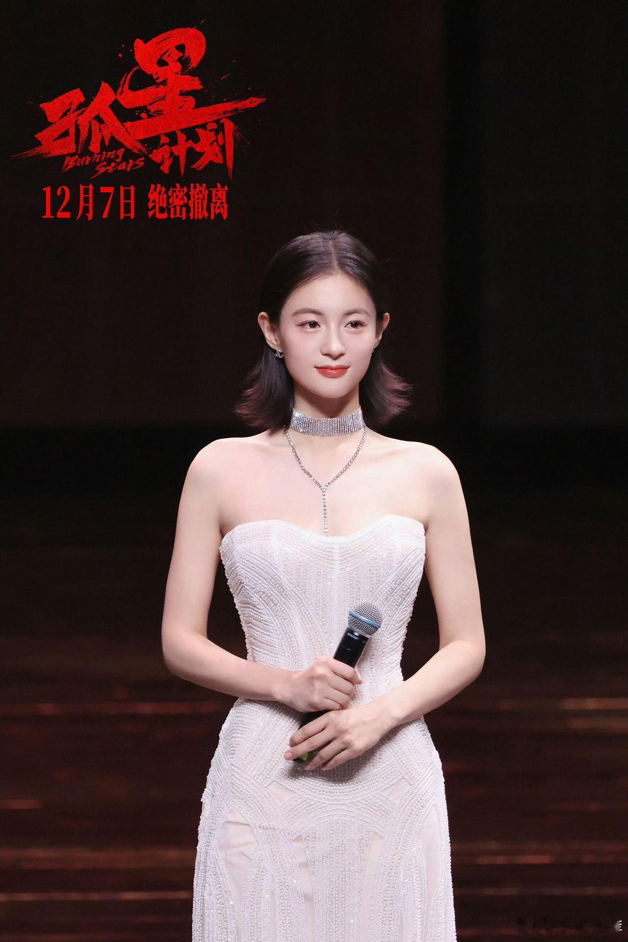 李嘉鑫金鸡奖三折叠怎么折都美 李嘉鑫在金鸡奖的表现可圈可点，三次红毯造型展现出她