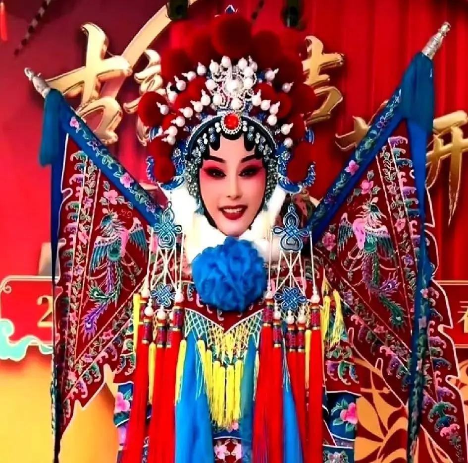 放着省剧团的铁饭碗不端，十几万粉丝的网红团长不当，非得跑去跟十七八岁的小孩挤着上