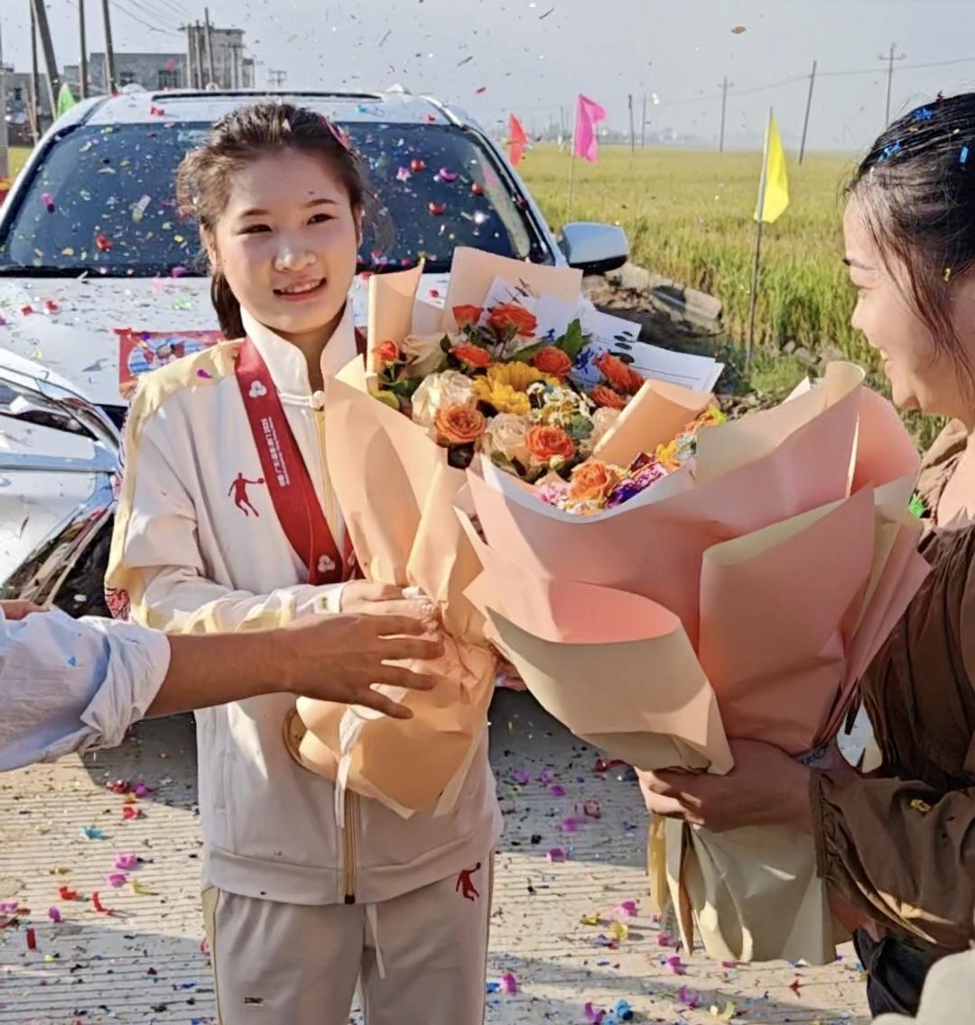 十五运跳水双冠军王伟莹回到老家湛江雷州，群众夹道隆重迎接，场面震撼！回到老家的王