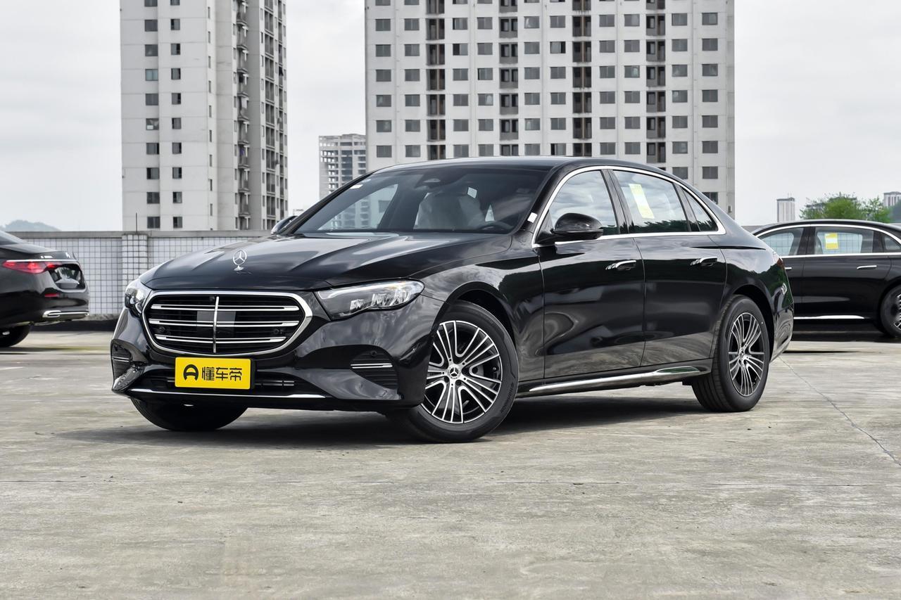 奔驰E级价格跳水，E300L豪华落地44万起，月销冲到1.4万台
奔驰 E 级这