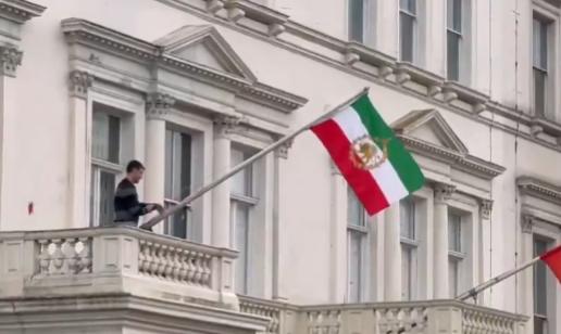 【伊朗国旗已从伊朗驻伦敦大使馆大楼上移除。 它被革命前的“狮子和太阳”旗帜所取代