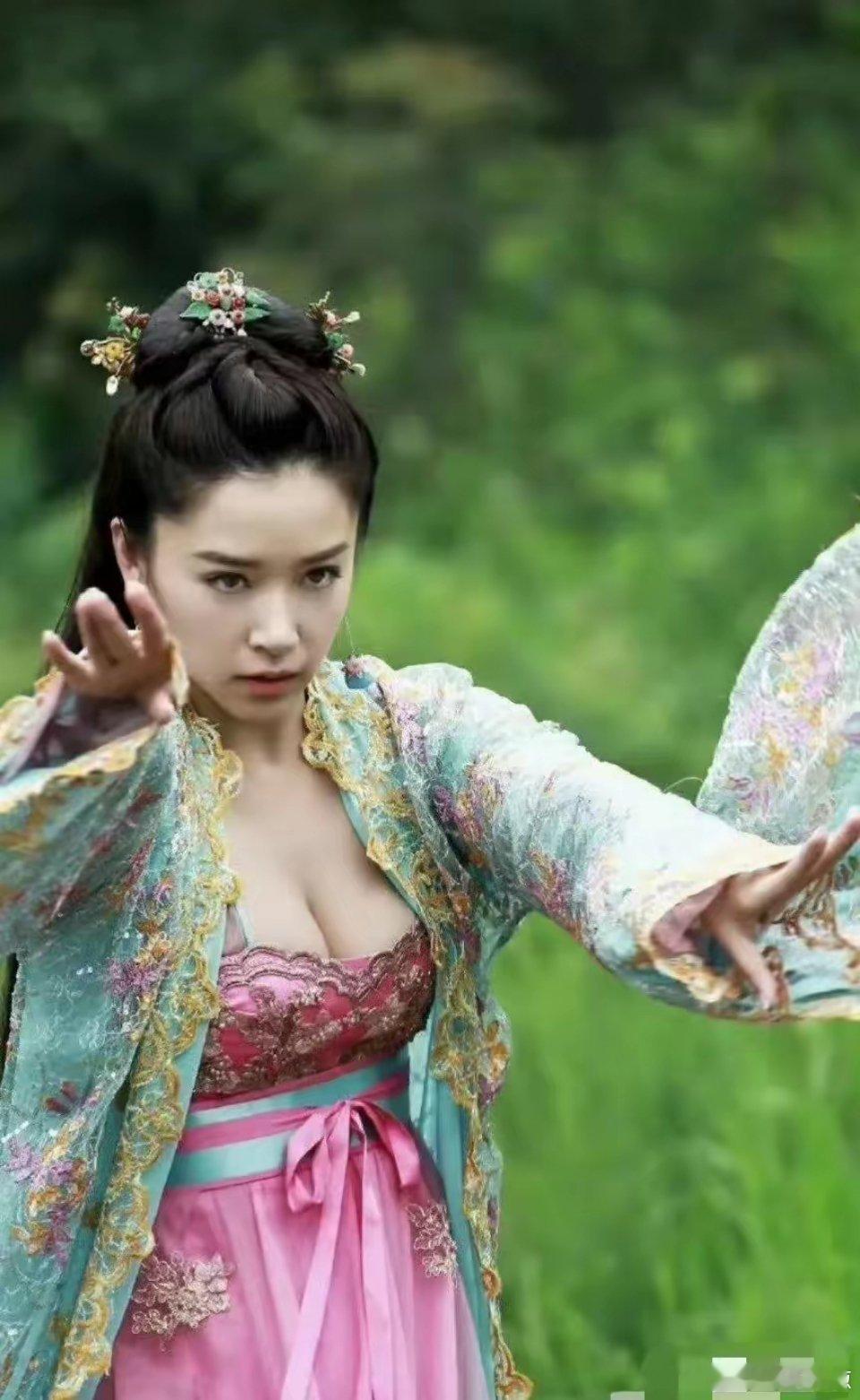 古代有女人会这么穿？？不是说古代很保守吗？为什么演的古装剧，把衣服制作成这样 ​