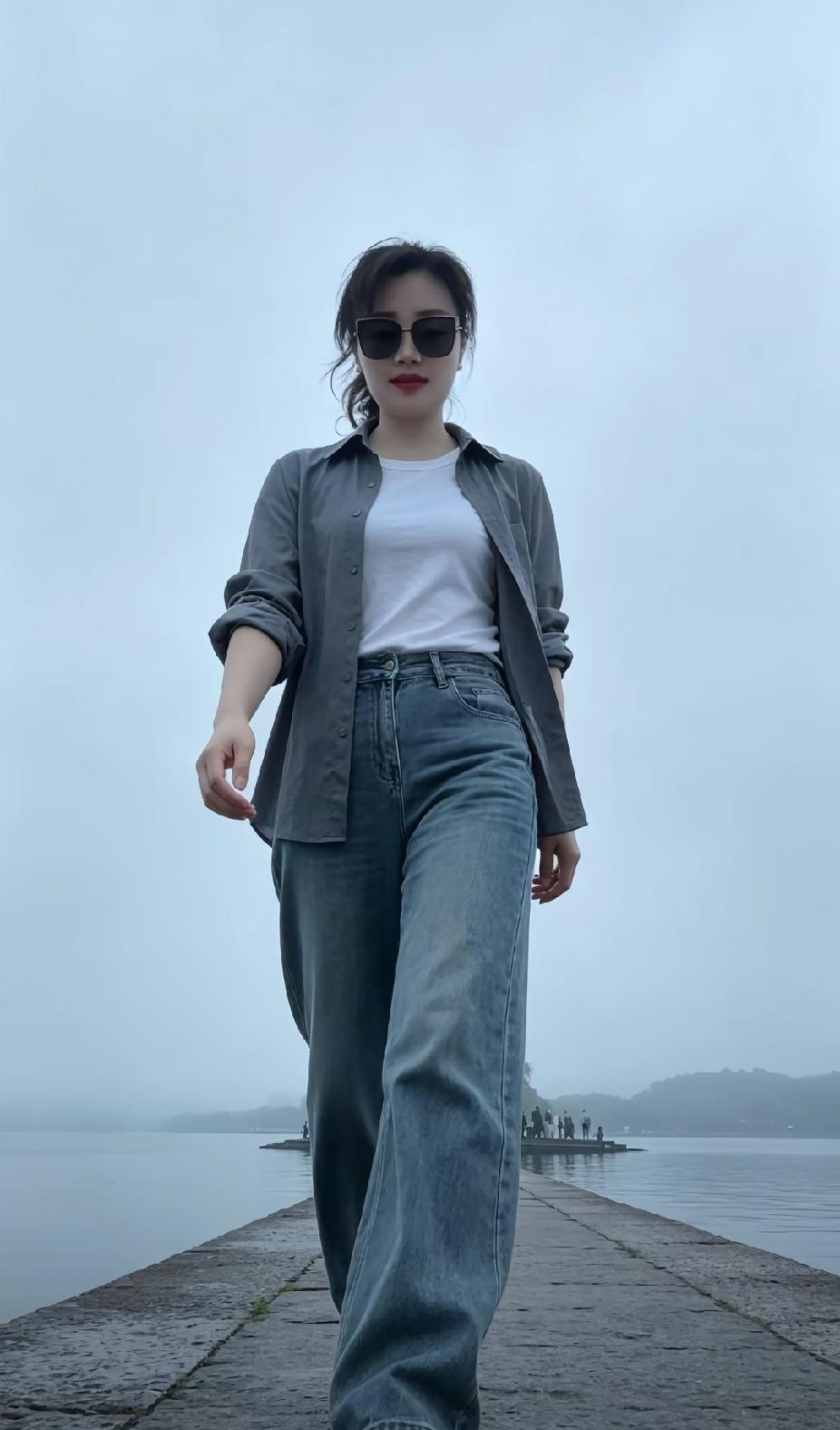 如何判断一个人的社会阶层
你只要观察一下他的
皮肤
眼神
手指
还有牙齿
就会知