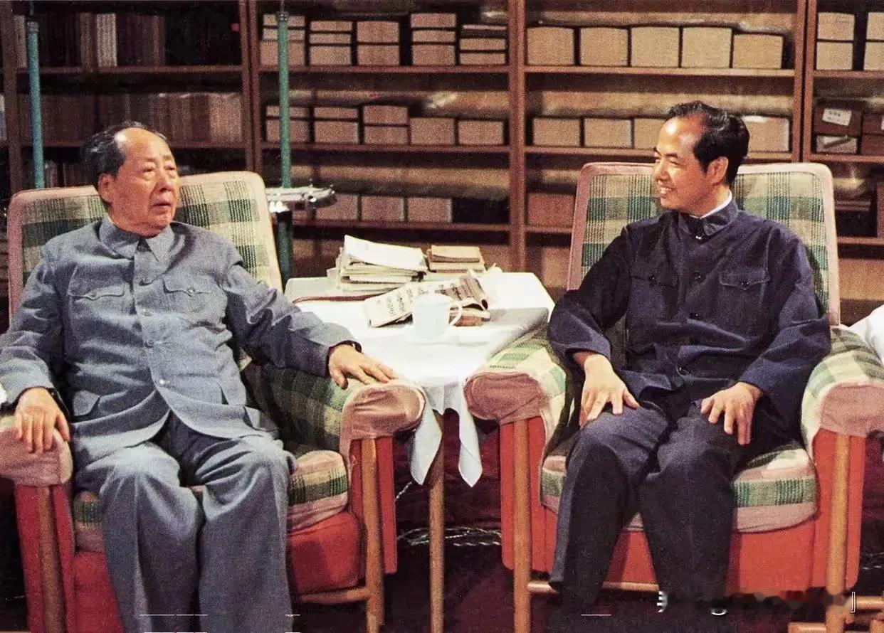 这张珍贵合影你肯定没见过！
这张珍贵合影拍摄于1974年5月30日！
毛主席在中
