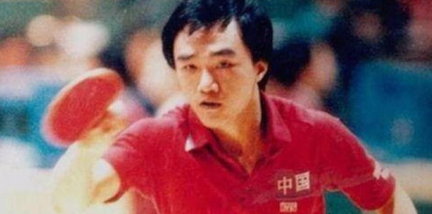 陈龙灿、张本宇这俩人是好哥们，曾经一起搭档拿过全运会男双铜牌。他们中间是陈龙灿先