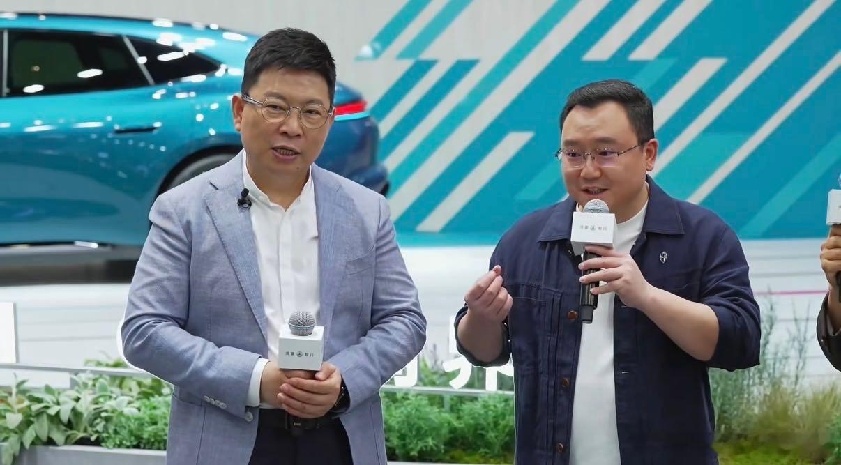 马东下单全新一代问界M9马东主持活动现场买车余总在北京车展上给马东演示夜间出行黑