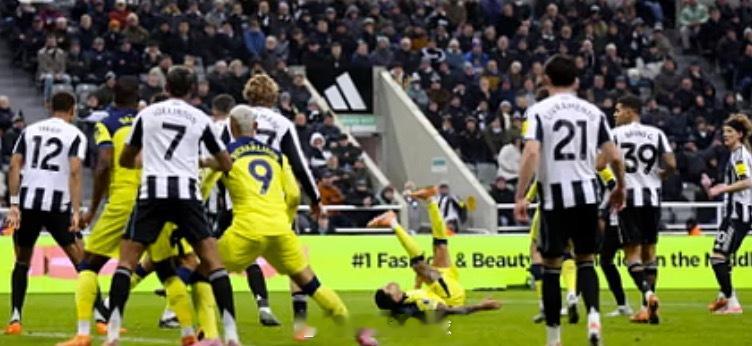 搬运足球情报，给足球爱好者们提供帮助热刺VS纽卡斯尔联1纽卡在上轮虽然主场2-3