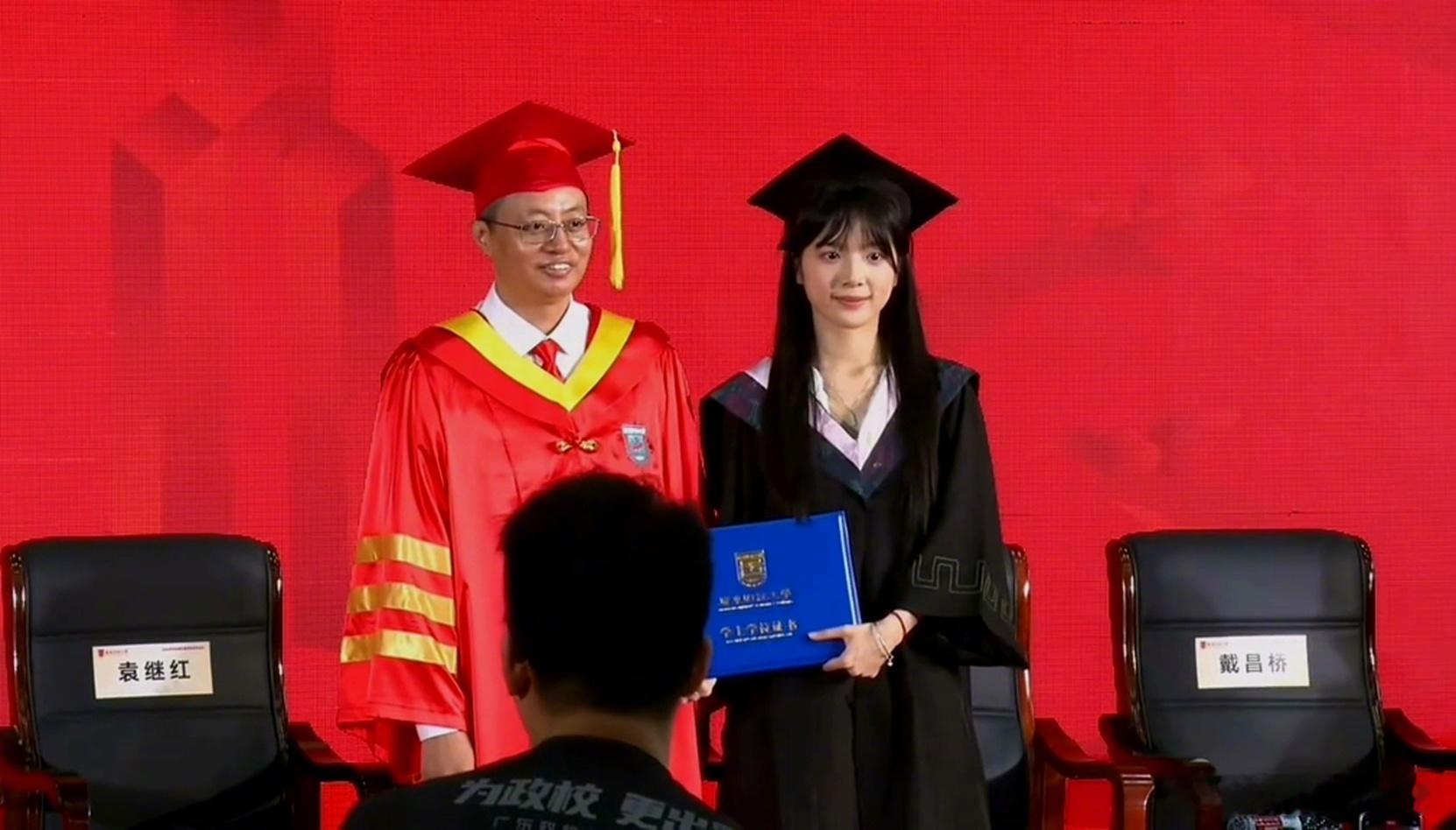 李思潼毕业发言 校长和李思潼合影，校长的嘴角压不住啊