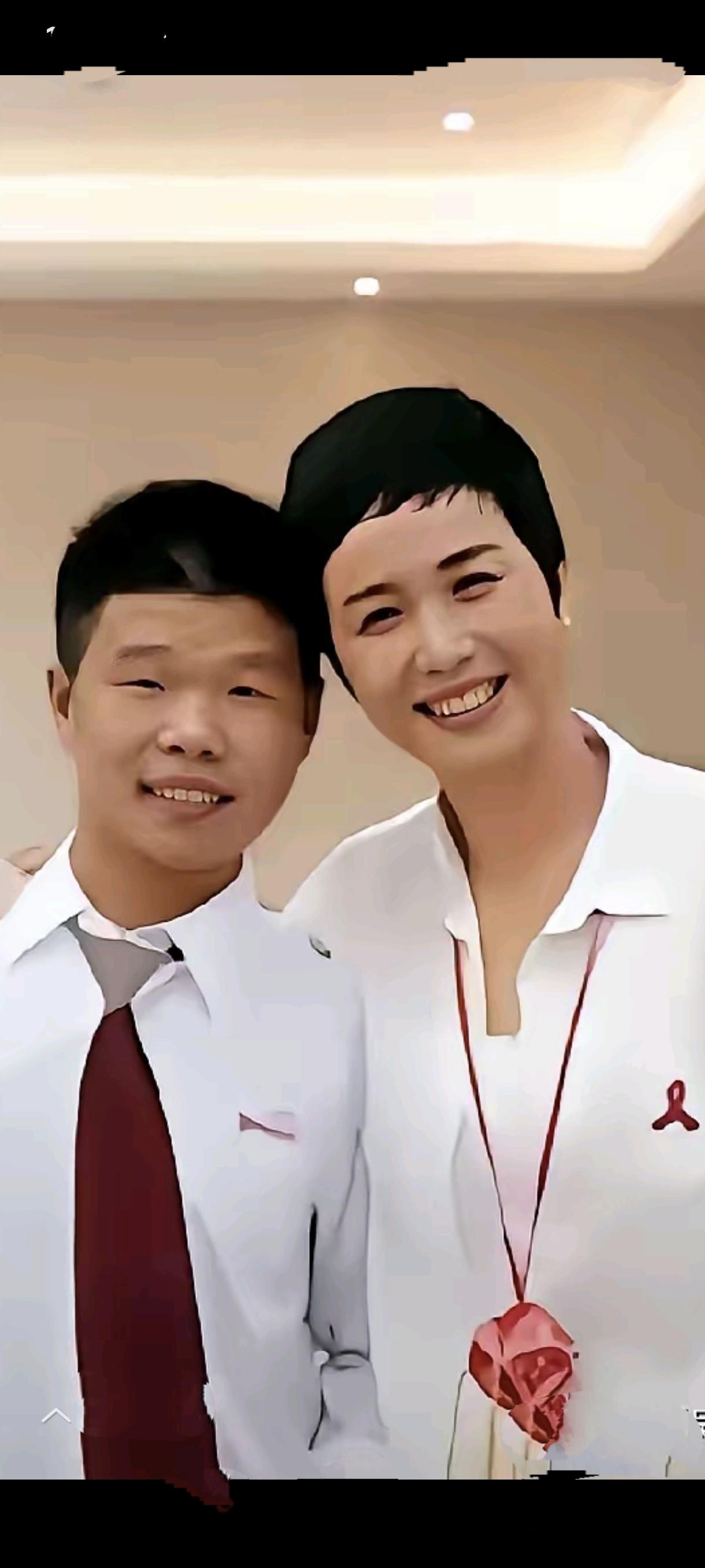 蒋雯丽的儿子就脸型随了她，五官貌似都随了他爸。我建议这孩子赶紧去割个双眼皮。