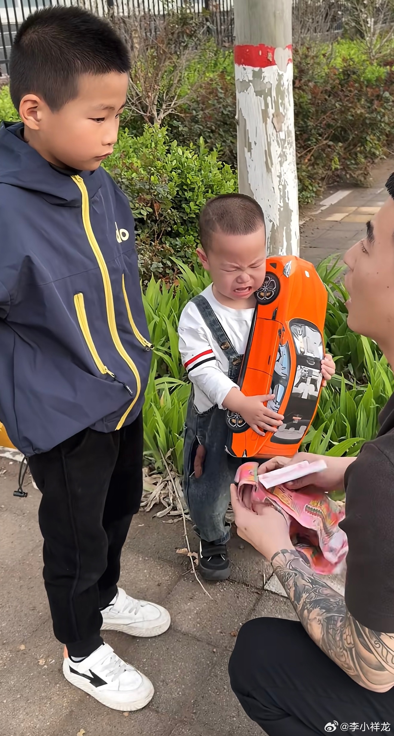 咱就是说，有必要给老祖宗整个这么快的车吗？给老祖宗上坟熊孩子把钱顺回来了