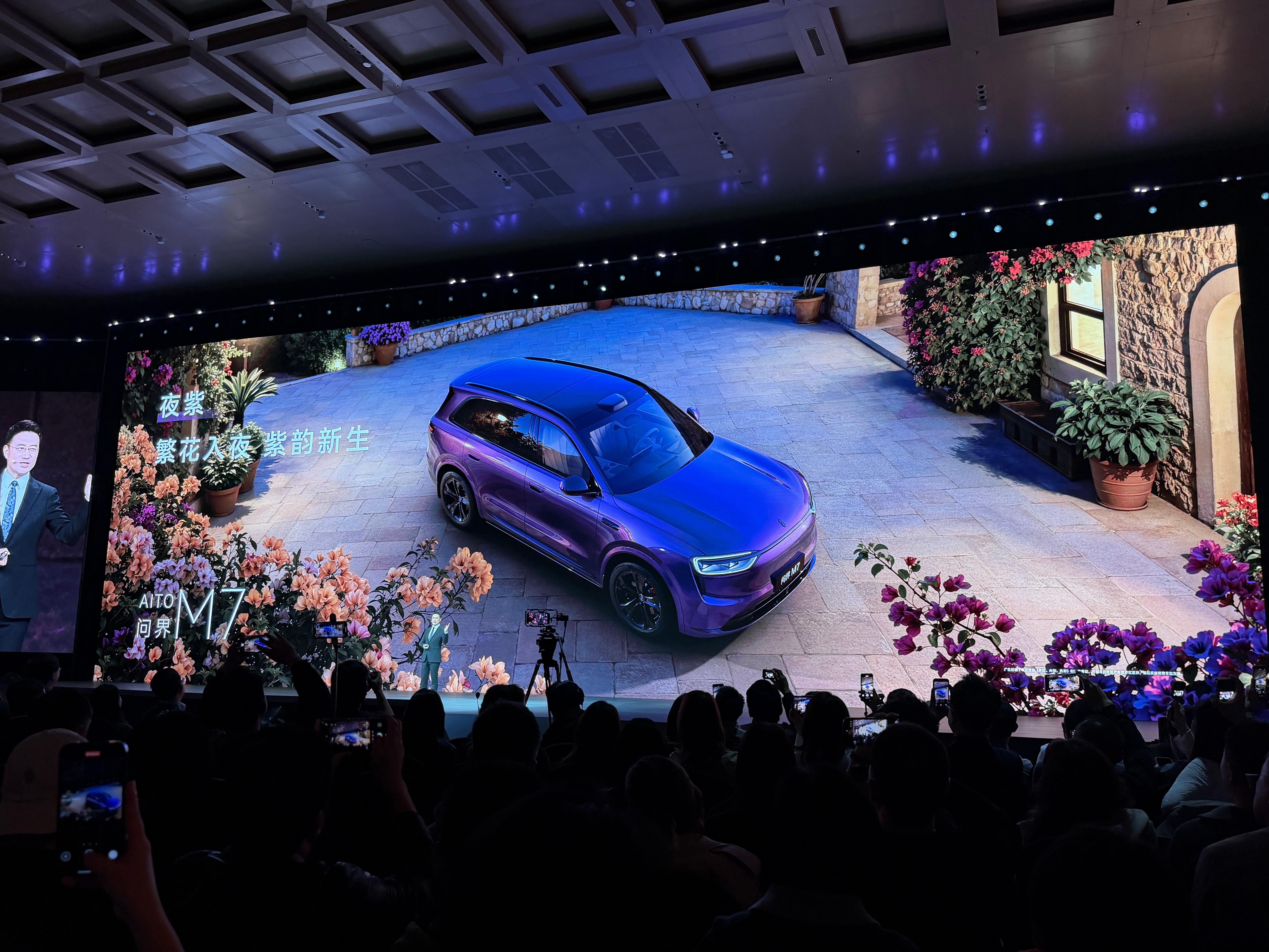 问界M7 问界M8同样也有新款配色 M8的这款熏黑轮圈效果不错！华为春季全场景新