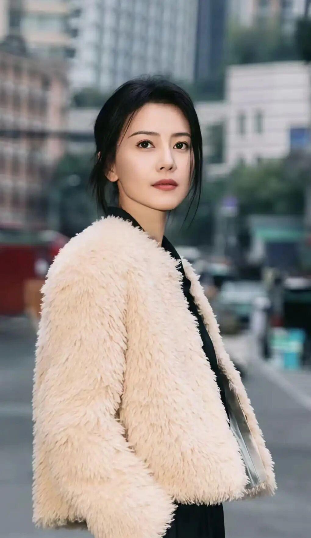 高圆圆的美
从不是锋芒逼人的惊艳
而是温润绵长的舒展
从周芷若到
一个个鲜活的荧