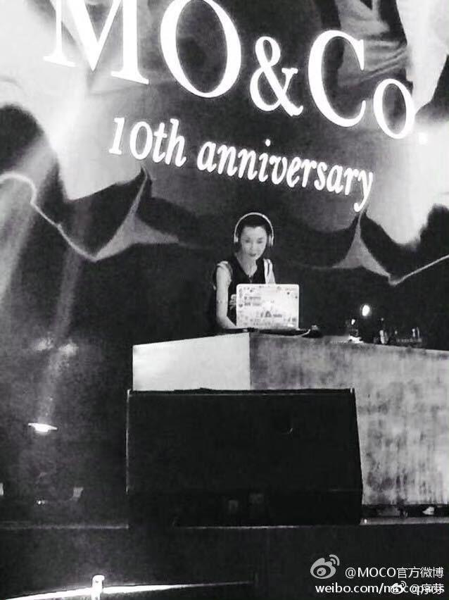 张曼玉牵狗上班 张曼玉牵着狗狗拍的MO&Co.代言短片好松弛，十年之约从秀场DJ