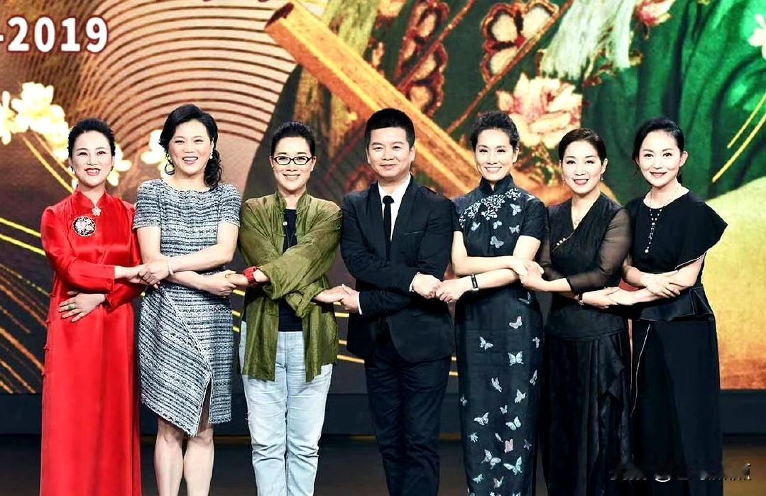 2019年，越剧“尹派”弟子相聚一堂，中间男演员是赵志刚，左三是茅威涛。
还有几