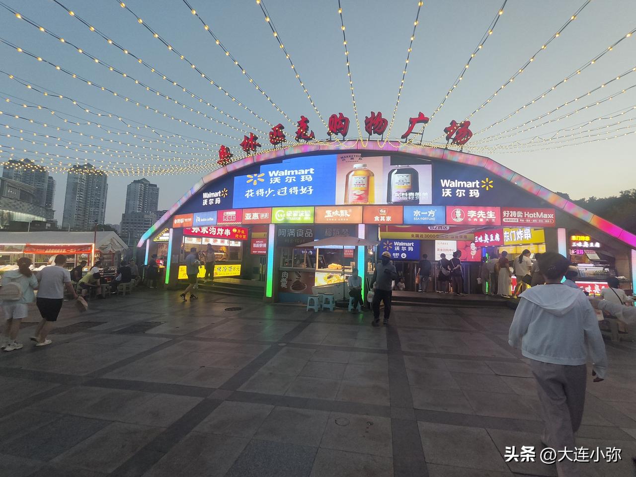大连奥林匹克广场25岁的“老沃”整容归来，哈兰德竟在海鲜区“踢”世界杯！

昨天