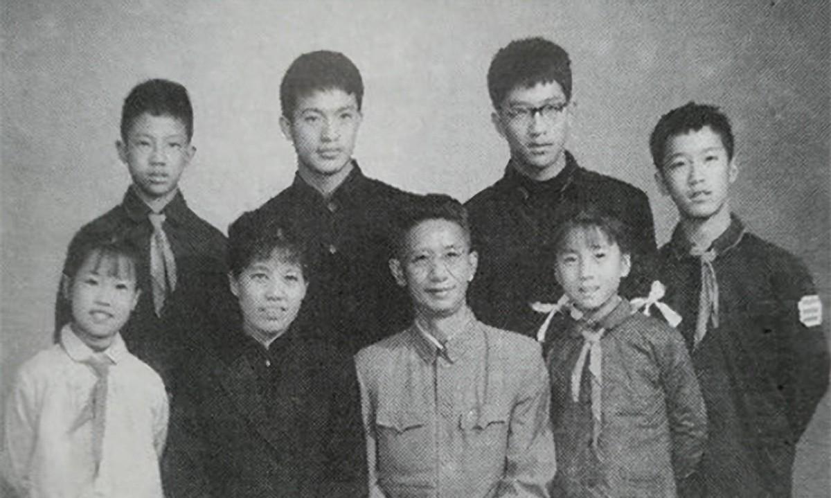 周希汉与儿子周抗援共同江钓，却只留下了一片鱼鳞，这背后有怎样的故事？
1961年