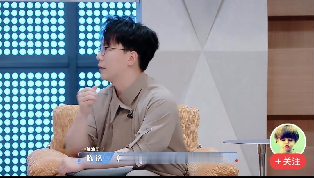 节目上，陈铭问杨超越：“你最喜欢哪个主持人？”杨超越说：“何炅老师。”

接着陈
