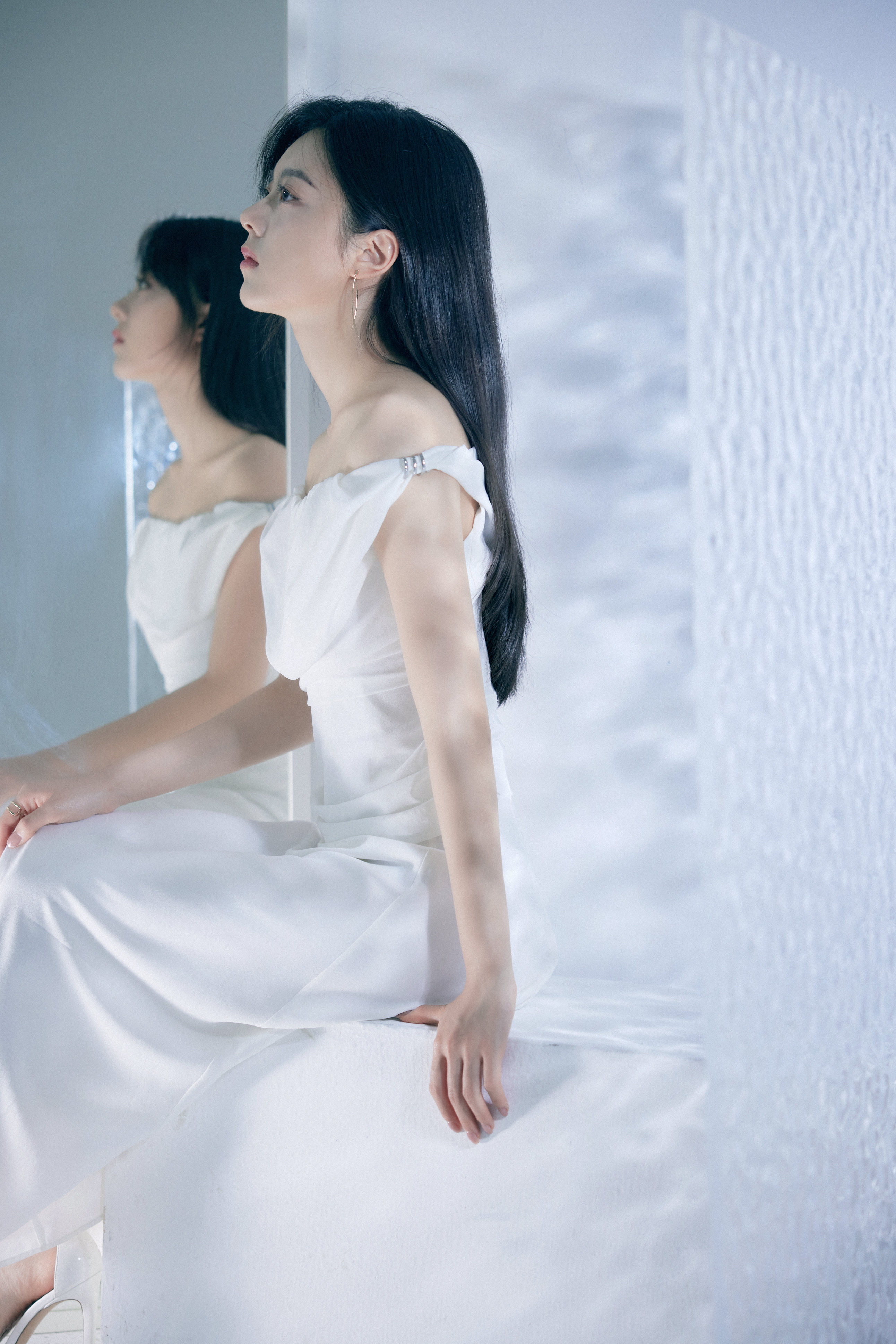 【赵今麦】👠：白色一字带包后跟高跟凉鞋 ​​​