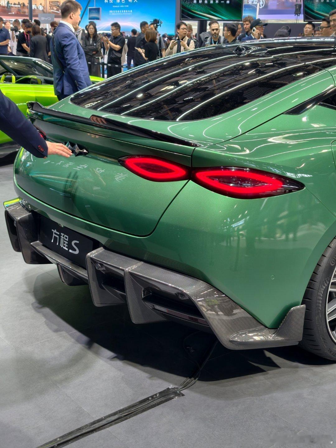 我支持一切做轿跑和跑车的品牌，前脸都还不错，但是为什么腾势和方程豹尾灯一模一样啊