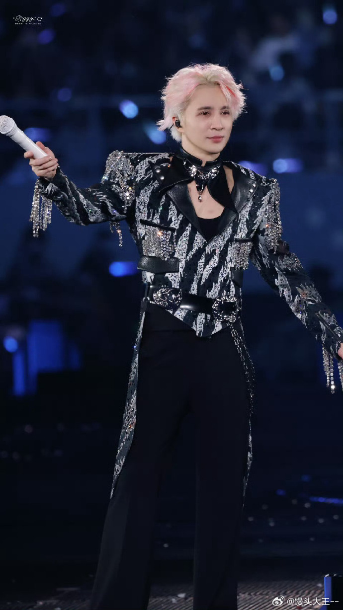 薛之谦白狐耳朵薛之谦兽耳薛之谦的白狐造型把仙与魅平衡得恰到好处，银发清冷疏离，狐