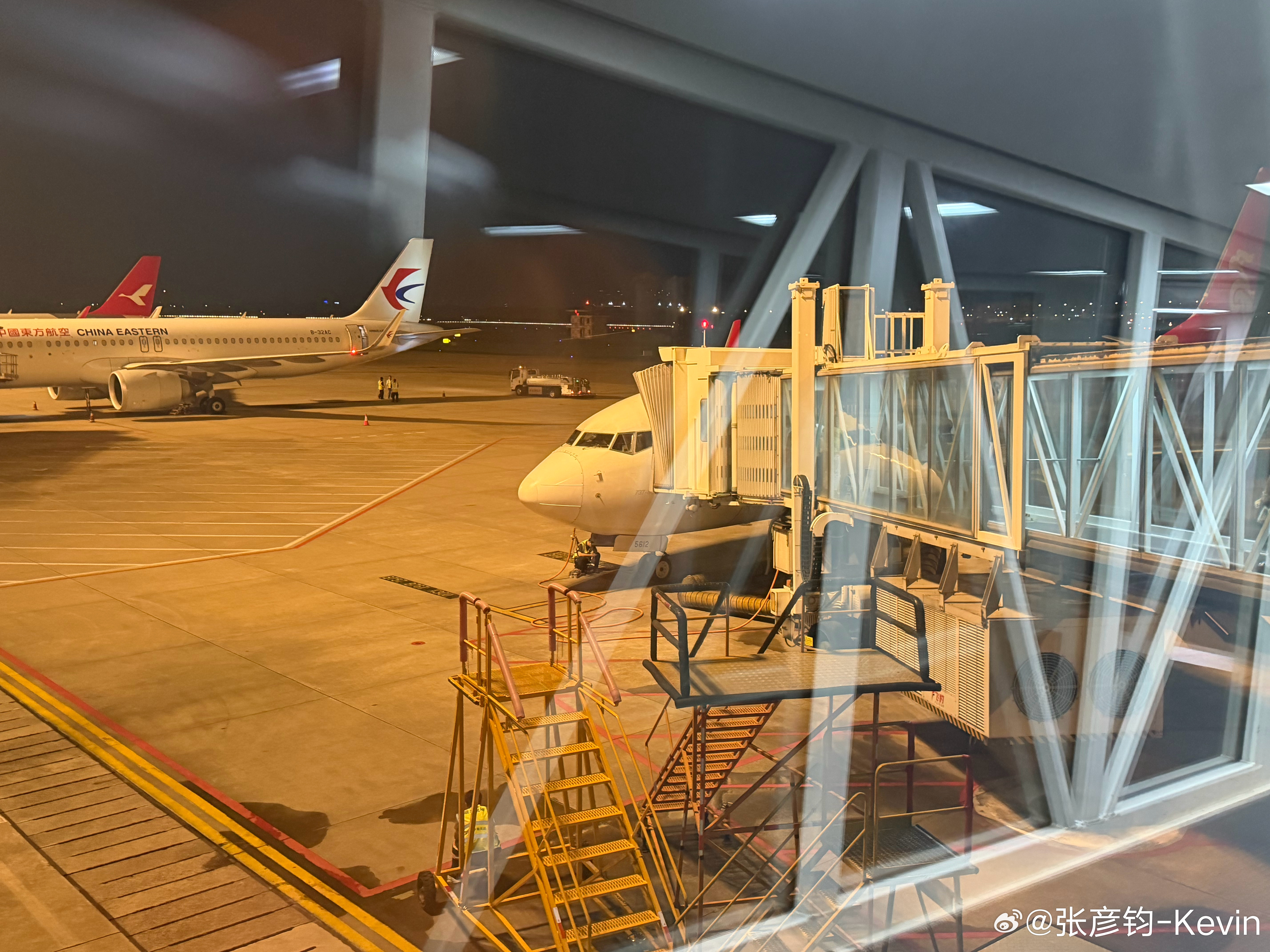 夜航回家，北京下雨晚点半小时，地面给大家准备了一些泡面和饮用水，刚开始发，一帮家