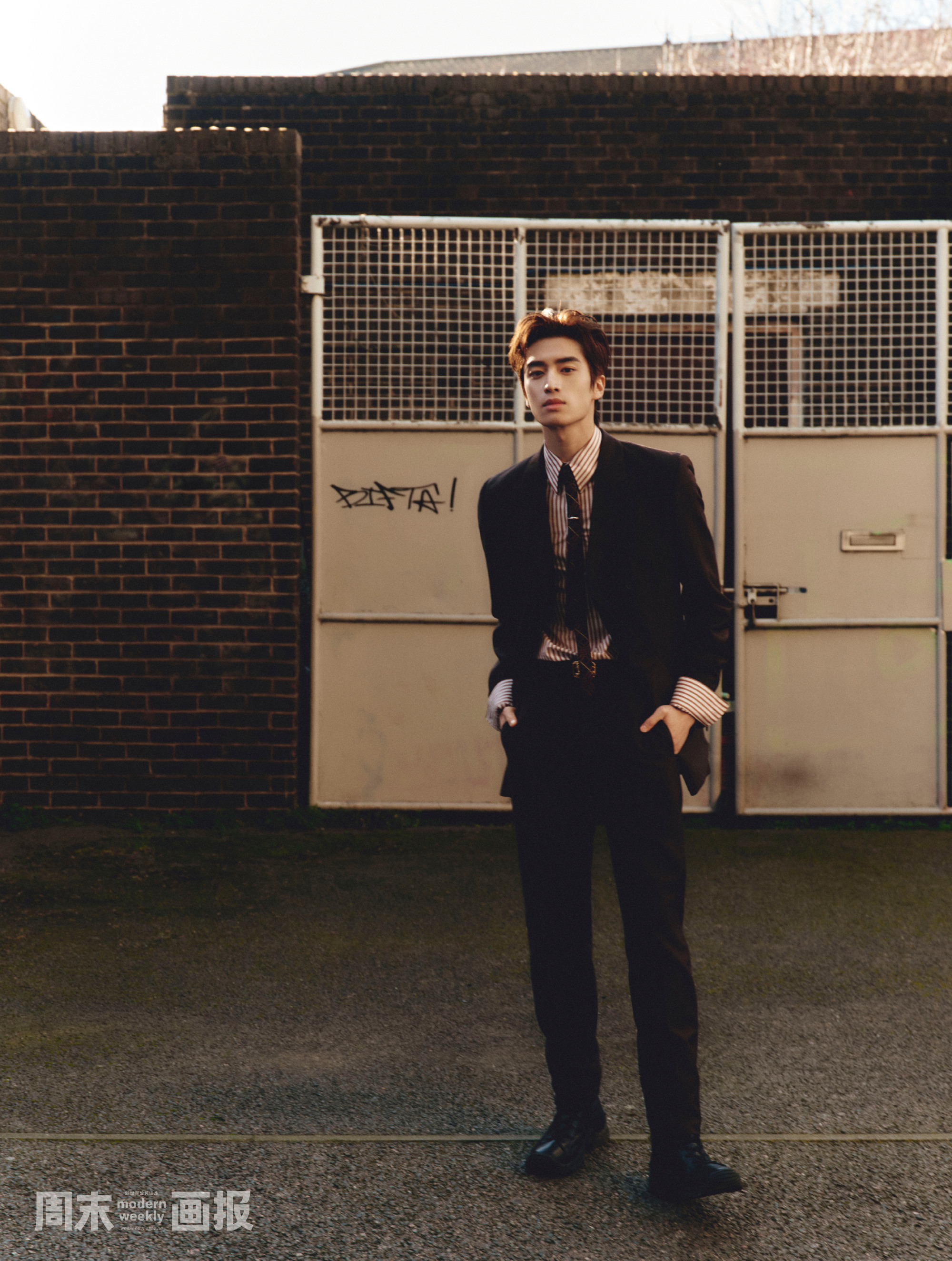 张康乐｜周末画报封面人物张康乐封面身穿Burberry 2026春夏系列，演绎英