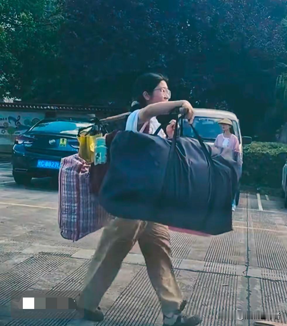 高考结束之后，有一张照片在网络上流传开来。一名来自农村的女孩子，在参加完高考之后