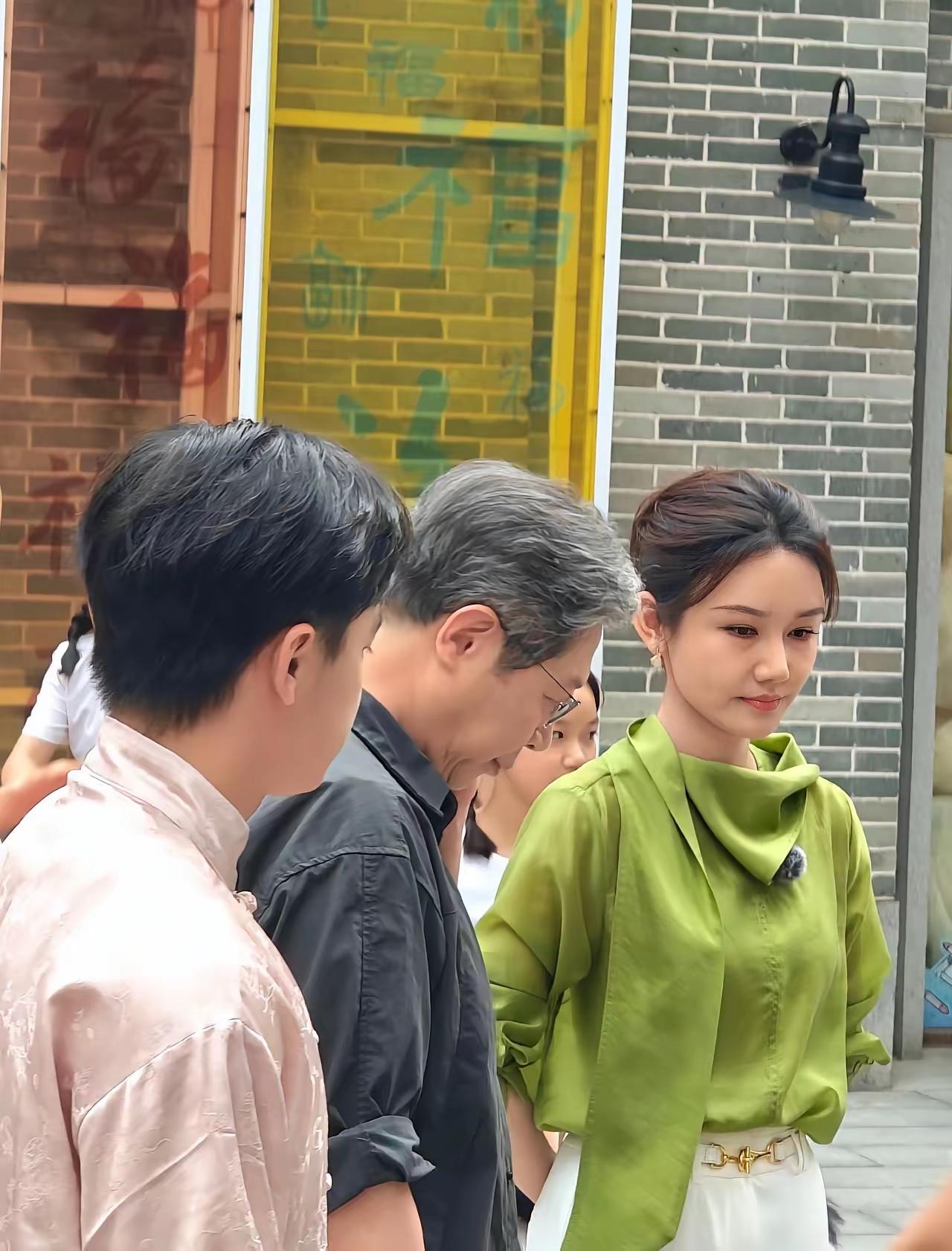 龙洋现身广州永庆坊录制节目，一身嫩绿衬衫搭配白裤清新又优雅。精致盘发搭配淡妆，笑