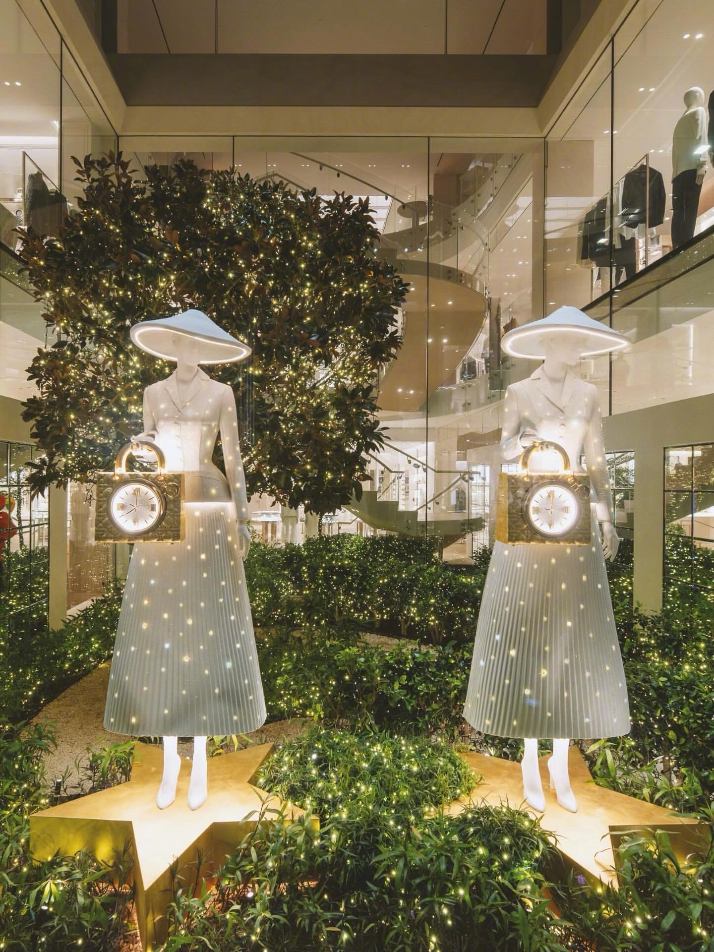 Dior位于纽约、洛杉矶、米兰、伦敦、巴黎、首尔、东京旗舰店的圣诞🎄橱窗及店内