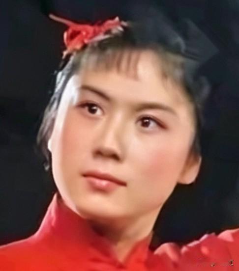 《红灯记》中的李铁梅由刘长瑜饰演
《龙江颂》中的江水英由李炳淑饰演
《杜鹃山》中