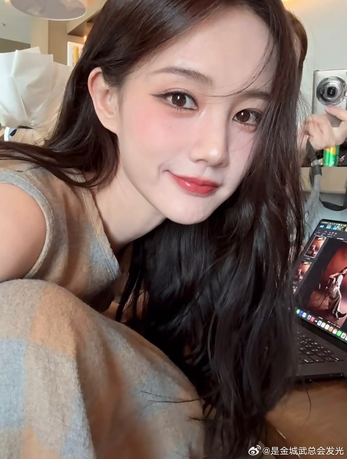 李一桐退圈了啊啊啊啊这梗真能把我吓鼠，玩起抽象来了好家伙，李一桐是一眼就喜欢的女