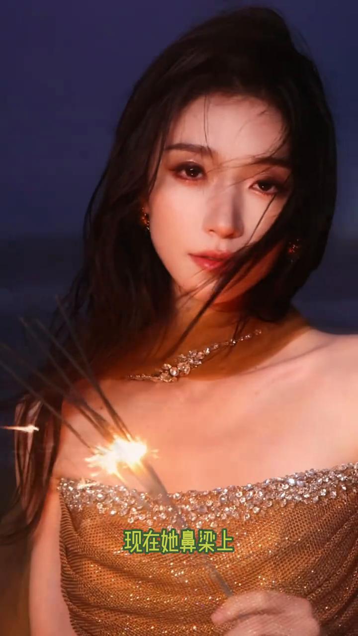 王格格真的是在用命换戏约。19年一头扎进短剧圈，没想到第一部戏就被扇到耳膜穿孔，