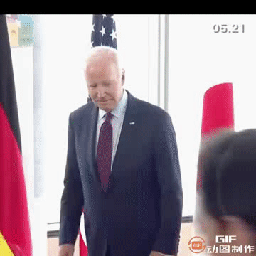 G7领导人合影，泽连斯基被安排站C位，捧上天的感觉还没回味过来，就被老拜一爪按住