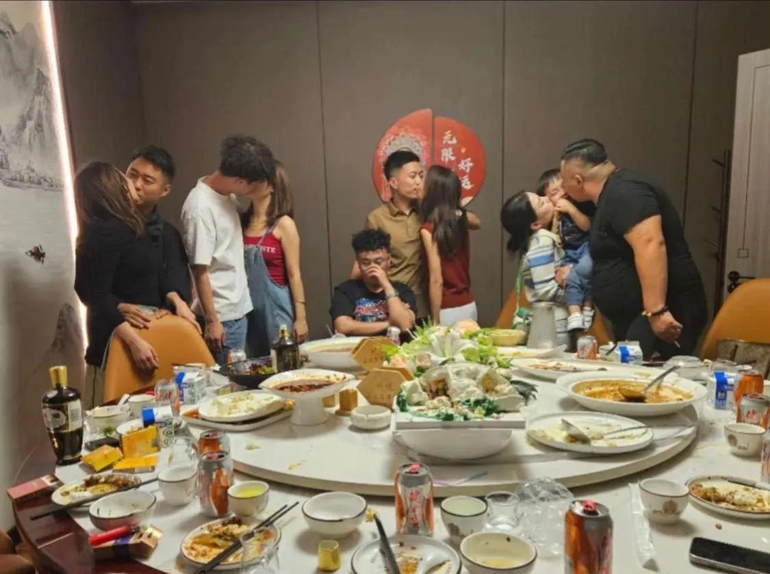 哎！我说不让你去，你非去！有孩子的有孩子，没孩子的有妻子，饭别说吃饱了，全程都没