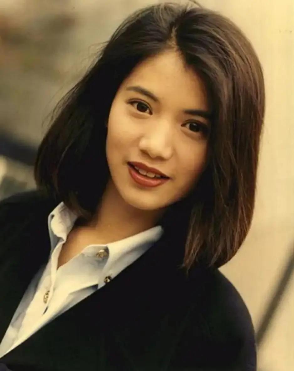 袁咏仪在访谈节目上爆料说：“只要你比曾志伟高，他就会针对你。”

曾志伟曾吐槽袁