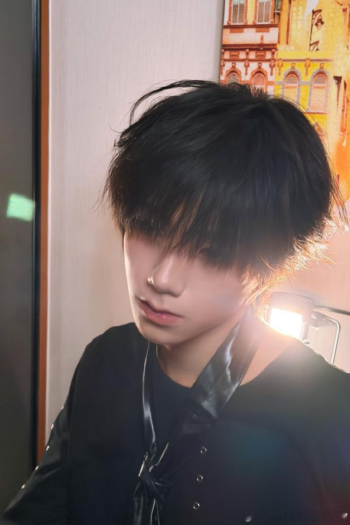 王橹杰黑发阴湿男鬼味王橹杰你是真的长大了独特气质很难撞款，王橹杰黑发自带阴湿忧郁