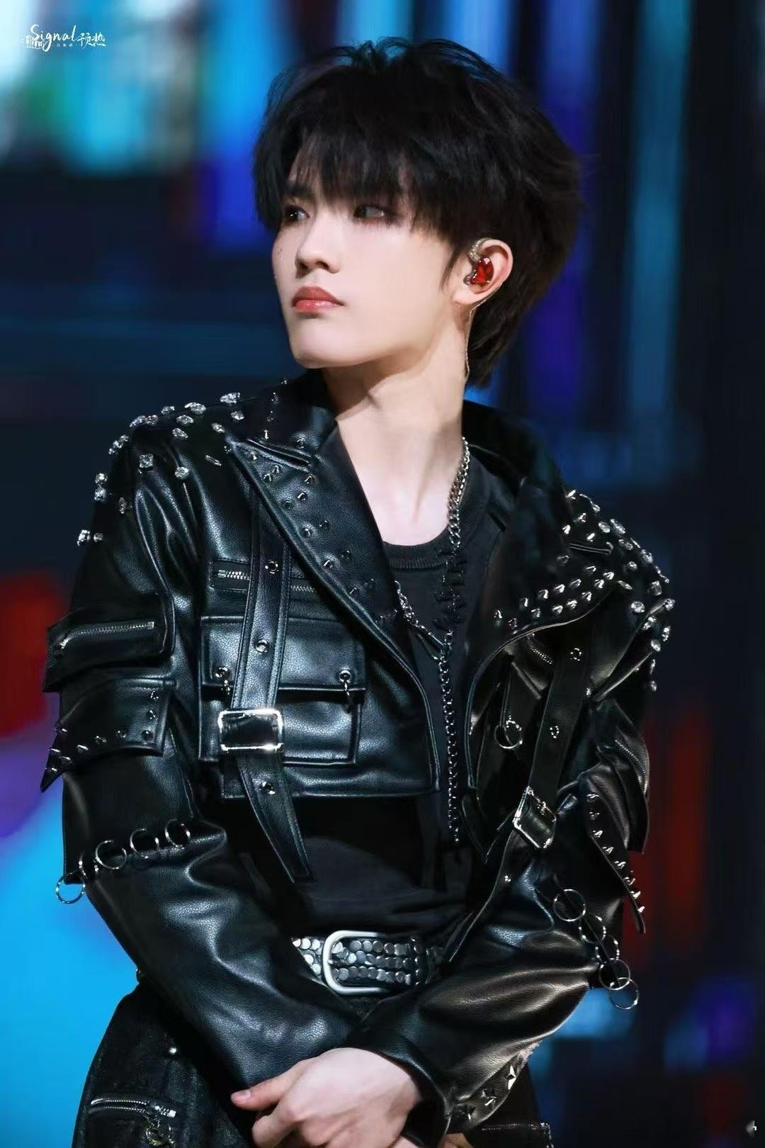 苏新皓跨年造型飒图  看苏新皓在跨年晚会上的亮相，黑色皮衣与帅气的发型无疑是最抢