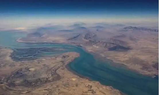 很多人对霍尔木兹海峡封锁的理解，都停留在“物理堵路”的层面，其实这是大错特错。这