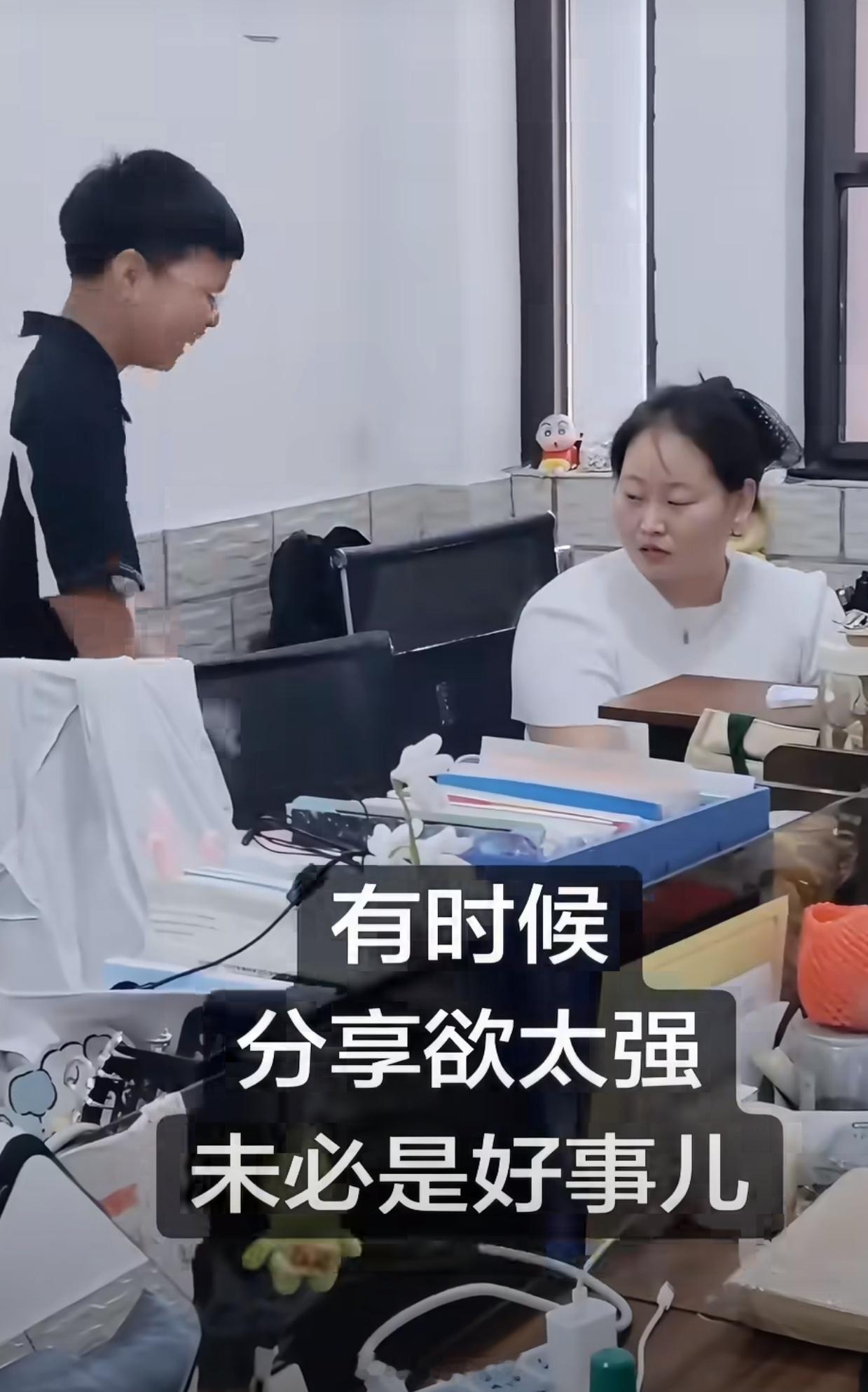 老师以为是同事结果是学生老师刷到搞笑视频，满心欢喜的转身想跟同事分享，结果迎面走