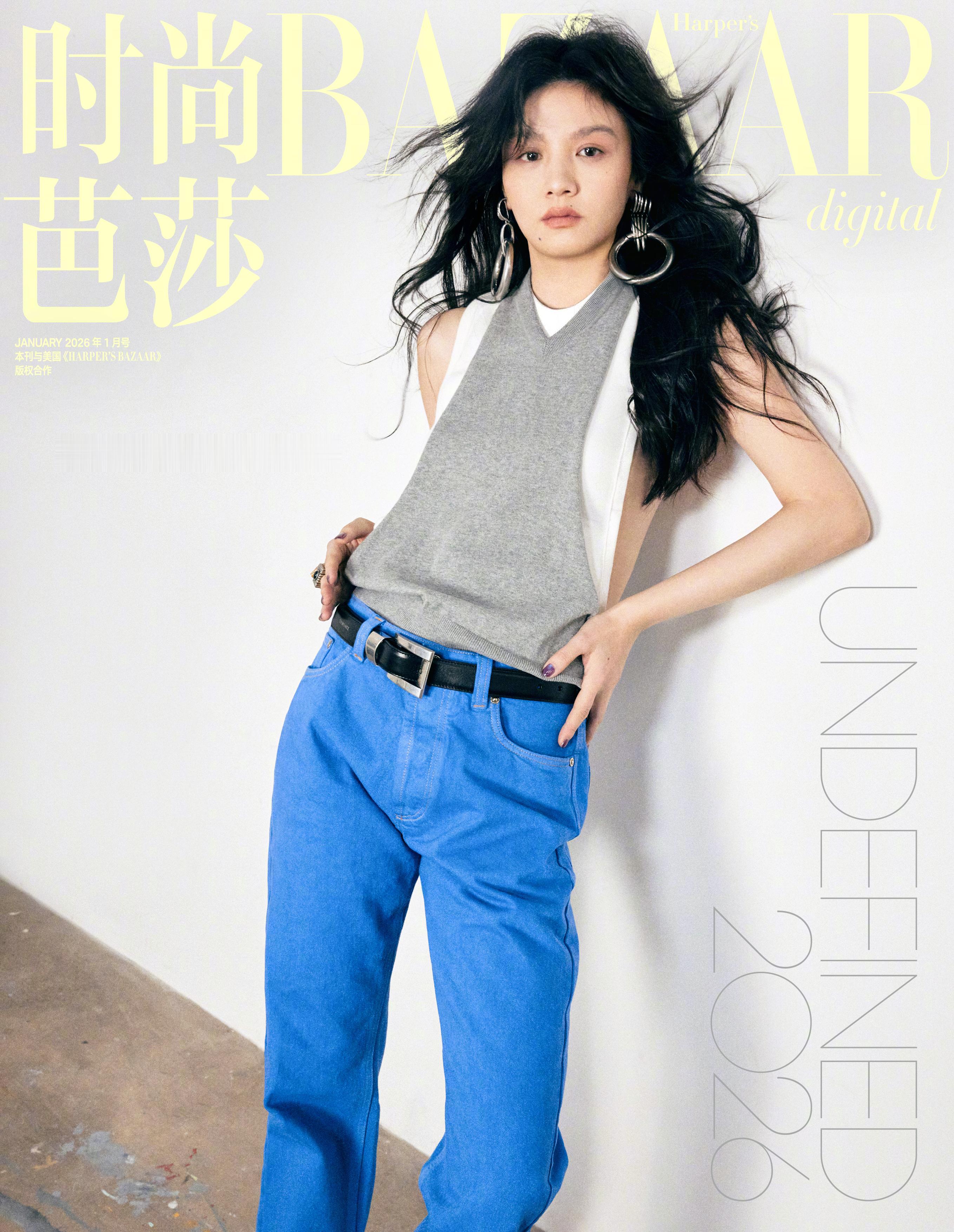 春夏登上《时尚芭莎》一月电子刊封面。她以一双捕捉世界的眼睛，和一种拒绝被工具化的