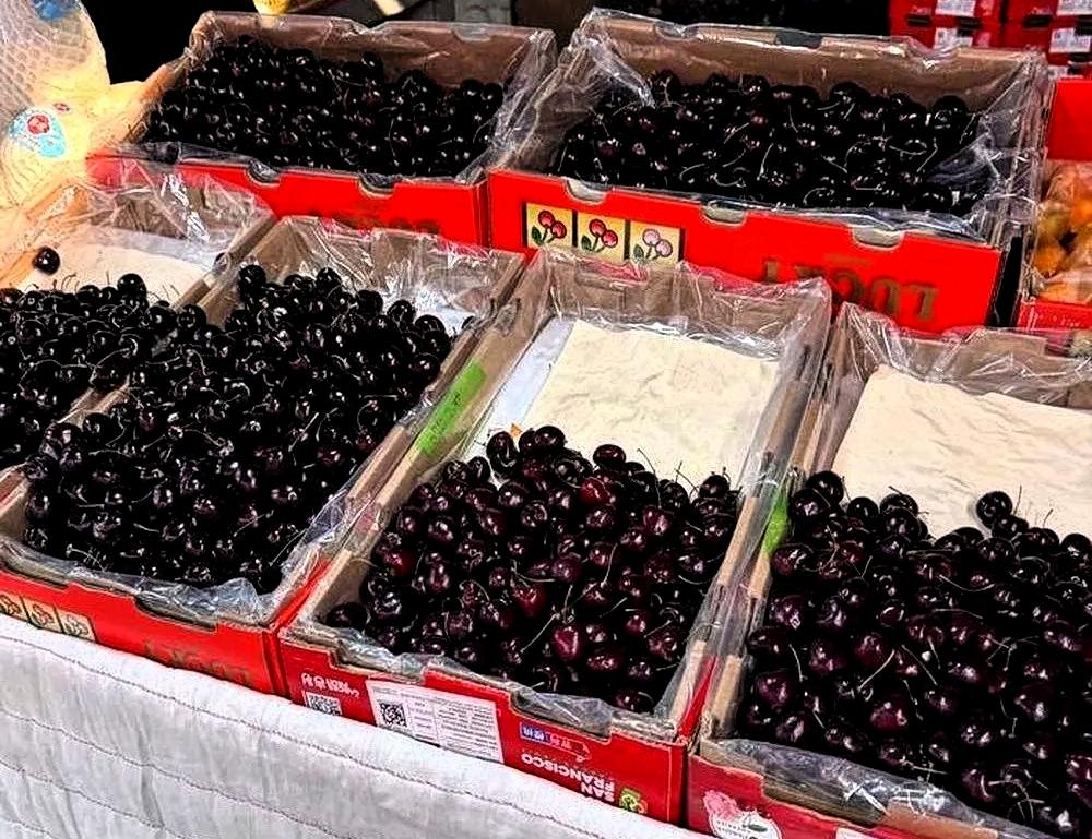 车厘子的神话，算是破了。
水果市场里，大姐直接指着一整箱5斤装的车厘子喊“这箱我