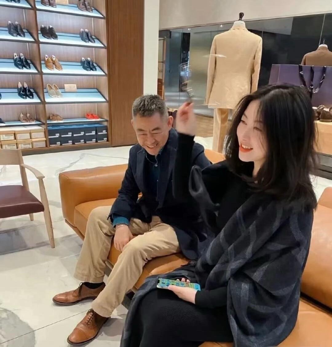 朱珠家基因太强大了，一家子颜值都高，老爷子还有梨涡 