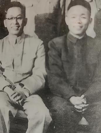 1986年深秋，病床上的韩先楚握着儿子的手，突然说了句让家人震惊的话：“我这辈子