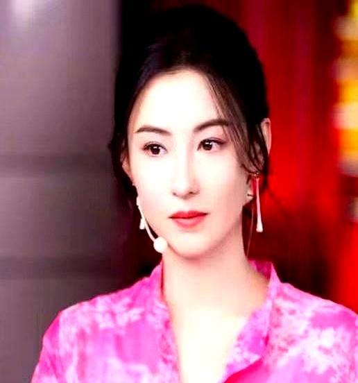 不解释、不卖惨，这次是真看爽了。
张柏芝把第三胎悄悄生了，外界八卦六年生父是谁，