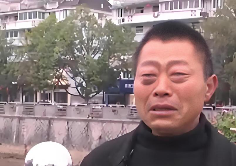2020年春天，浙江云和县石塘镇联合村的茶园里，57岁的朱家明盯着手机屏幕，突然