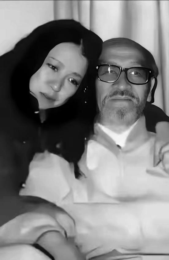 1990年，三毛跑到新疆和76岁的王洛宾同居。

然而，王洛宾竟然说：“可以同居