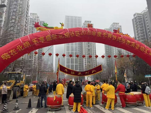 “咚咚锵，咚咚锵……”正月十五上午，铿锵的锣鼓声在济南高新区舜华路街道北胡小区广