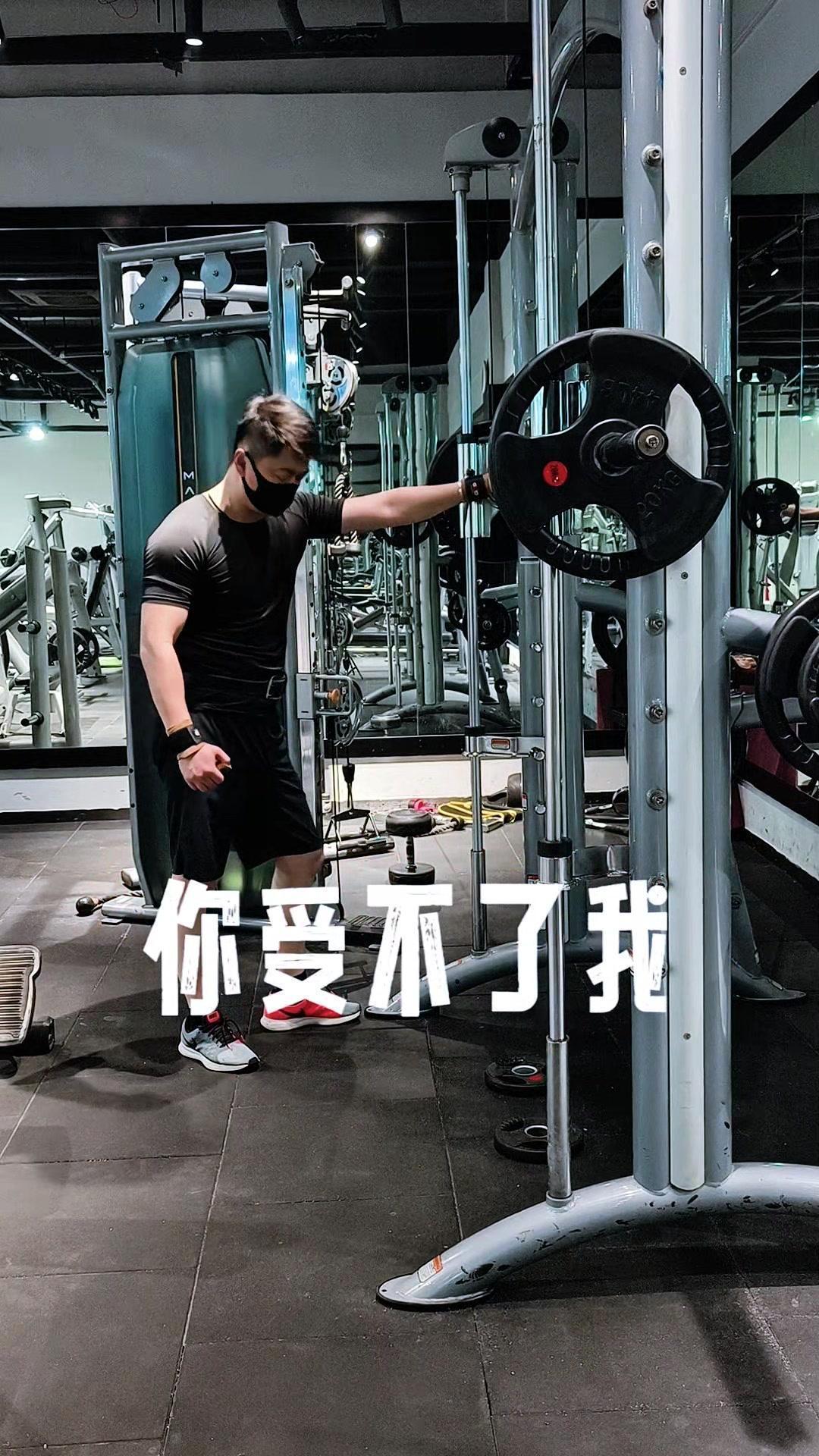 你以为肌肉疼就是放弃的理由吗？我跟你说多少遍了，健身从来没有捷径。每一次痛苦和力