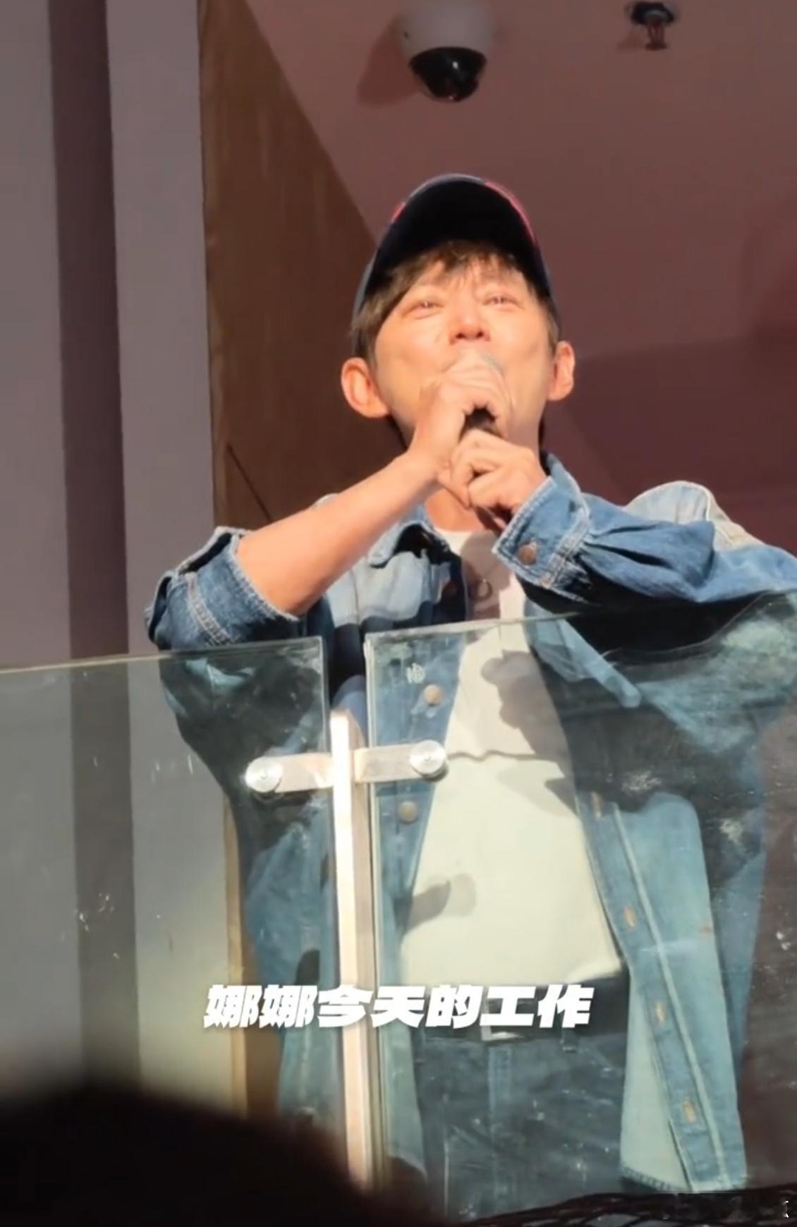 台上放声歌唱，台下悄然落泪，何炅用行动诠释，我永远为你的成功动容何炅在谢娜演唱会