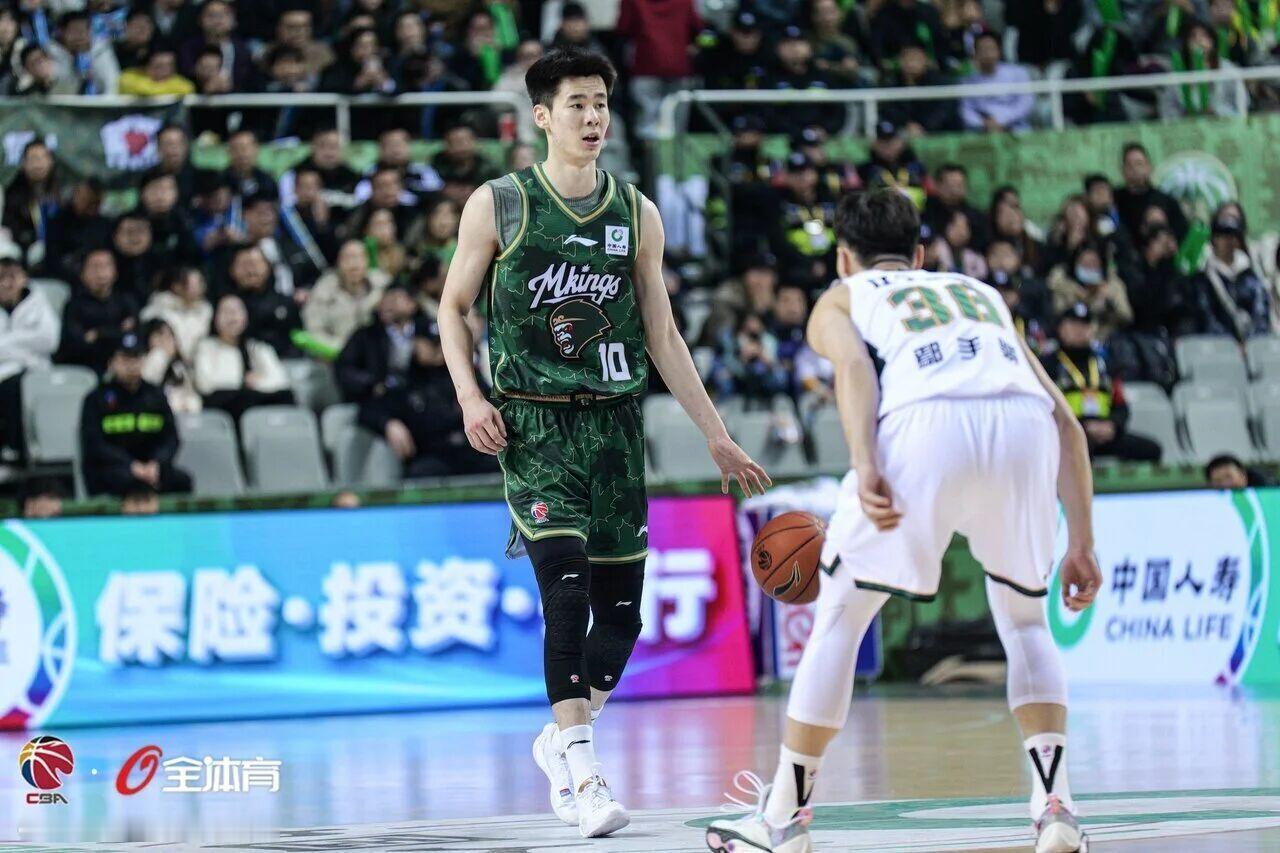 目前的本土得分王郭昊文场均22.6分，而南京同曦场均88.0分，郭昊文得分在球队